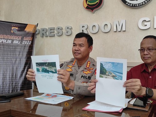 Kabid Humas Kombes Stefanus Satake Bayu Setianto dan Kasubdit II Ditreskrimum Polda Bali AKBP I Made Witaya menunjukkan foto reklamasi tanpa izin di Pantai Melasti. (I Wayan Sui Suadnyana/detikBali)