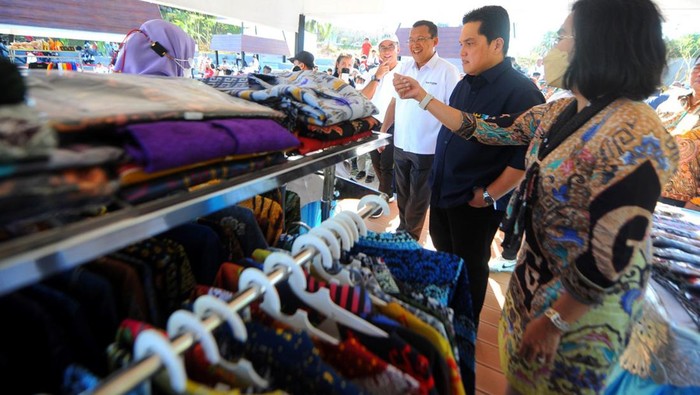Menteri BUMN Erick Thohir didampingi Menteri Perdagangan Zulkifli Hasan dan Direktur Utama Bank BTN Haru Koesmahargyo meninjau kawasan Bakauheni Harbour City di Lampung.