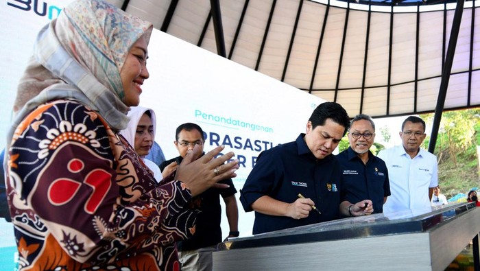 Menteri BUMN Erick Thohir didampingi Menteri Perdagangan Zulkifli Hasan dan Direktur Utama Bank BTN Haru Koesmahargyo meninjau kawasan Bakauheni Harbour City di Lampung.