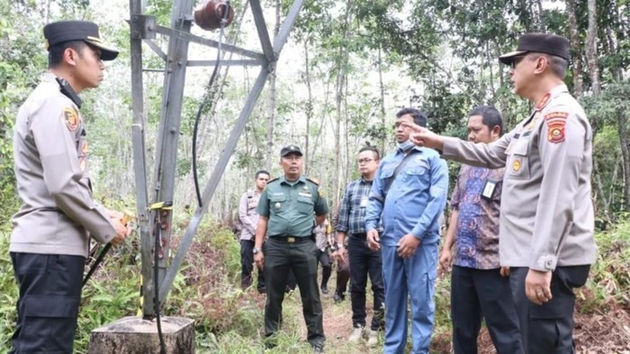 Kapolda Sumsel bersama Kapolres Muara Enim meninjau tower SUTT yang disabotase
