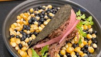 Ada taco dengan isian daging sapi yang dimasak perlahan 72 jam. Di dalamnya dilengkapi salad coleslaw berisi kale ungu dan acar bawang.