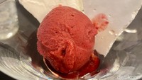 Sebelum lanjut ke hidangan daging lain, chef Matias menyajikan sorbet cherry untuk menyegarkan mulut. Rasa asamnya kuat dan menyegarkan.  