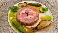 Kalau ini Truffle Lamb Shortloin. Olahan daging dan lemak domba yang dibuat chef Matias dengan pasangan Brussel sprout dan asparagus. 