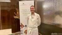 Matias Ayala dari Raffles Hotel mengolah daging Australia dalam acara Taste and Create with Australia (30/11). Ia menjelaskan daging Australia punya rasa enak dan harganya bagus.
