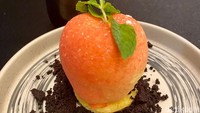 Peach Vanilla Parfait yang dilengkapi compote buah peach dari New South Wales. Rasanya manis legit kemudian disusul jejak asam menyegarkan dari buah peach.