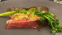 Chef Matias memasak daging sapi dengan teknik sous vide hingga menghasilkan tekstur super lembut. Rasa dagingnya sendiri sudah gurih manis alami.