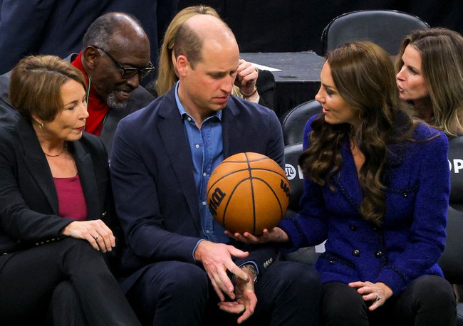 Sorakan boo itu tak mempengaruhi kehadiran Pangeran William dan Kate Middleton. Pasangan Prince dan Princess of Wales itu tetap menikmati pertandingan Boston Celtics melawan Miami Heat. Foto: Getty Images