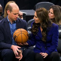 Sorakan boo itu tak mempengaruhi kehadiran Pangeran William dan Kate Middleton. Pasangan Prince dan Princess of Wales itu tetap menikmati pertandingan Boston Celtics melawan Miami Heat. Foto: Getty Images