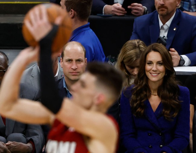 Tindakan rasisme Lady Susan Hussey itu berdampak pada kehadiran Pangeran William dan Kate Middleton di pertandingan basket NBA antara Boston Celtics melawan Miami Heat. Pangeran William dan Kate Middleton menonton pertandingan basket tersebut di hari pertama mereka tiba di Boston. Foto: Getty Images