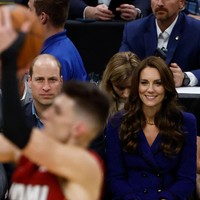 Tindakan rasisme Lady Susan Hussey itu berdampak pada kehadiran Pangeran William dan Kate Middleton di pertandingan basket NBA antara Boston Celtics melawan Miami Heat. Pangeran William dan Kate Middleton menonton pertandingan basket tersebut di hari pertama mereka tiba di Boston. Foto: Getty Images