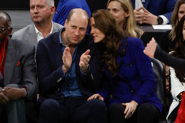 Seperti dikutip dari Daily Mail, saat nama mereka diumumkan dan wajah Pangeran William serta Kate Middleton muncul di layar besar televisi di lokasi pertandingan basket, segelintir penonton memberikan sorakan boo. Mereka seolah mengkritik kehadiran pasangan Kerajaan Inggris itu dan mengecam tindakan rasisme yang dilakukan Lady Susan Hussey. Foto: Getty Images