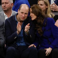 Seperti dikutip dari Daily Mail, saat nama mereka diumumkan dan wajah Pangeran William serta Kate Middleton muncul di layar besar televisi di lokasi pertandingan basket, segelintir penonton memberikan sorakan boo. Mereka seolah mengkritik kehadiran pasangan Kerajaan Inggris itu dan mengecam tindakan rasisme yang dilakukan Lady Susan Hussey. Foto: Getty Images