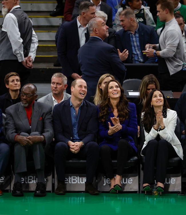 Saat menonton pertandingan basket NBA ini, Pangeran William dan Kate Middleton duduk di barisan depan penonton ditemani oleh istri pemilik klub Boston Celtics, Emilia Fazzalari. Dok. Getty Images.