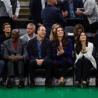 Saat menonton pertandingan basket NBA ini, Pangeran William dan Kate Middleton duduk di barisan depan penonton ditemani oleh istri pemilik klub Boston Celtics, Emilia Fazzalari. Dok. Getty Images.
