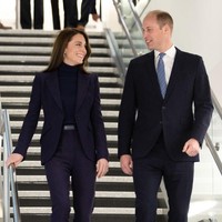 Pangeran William dan Kate Middleton tiba di Bandara Internasional Logan, Boston, Massachusetts, Amerika Serikat pada 30 November 2022. Keduanya datang ke Boston untuk menghadiri Earthshot Prize Awards Ceremony, penganugerahan untuk mereka yang telah berjasa memperbaiki lingkungan. Foto: Getty Images