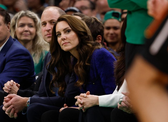 Kate Middleton tampil dengan gaya elegannya saat menonton pertandingan basket di Boston. Seperti dikutip dari Hello, Kate memakai jaket tweed berwarna biru tua dari brand Chanel. Foto: Getty Images