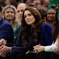 Kate Middleton tampil dengan gaya elegannya saat menonton pertandingan basket di Boston. Seperti dikutip dari Hello, Kate memakai jaket tweed berwarna biru tua dari brand Chanel. Foto: Getty Images