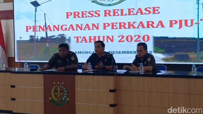 Kejari Lamongan umumkan tersangka korupsi hibah PJU Tenaga Surya