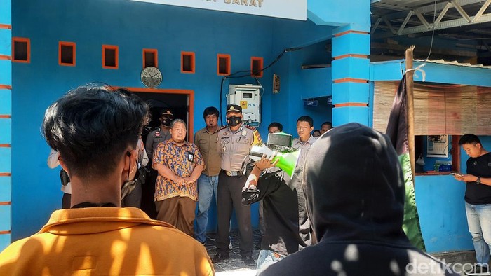 Kepala Ombudsman Perwakilan Sulbar Lukman Umar saat menerima massa aksi terkait beasiswa yang diterimanya September 2022.