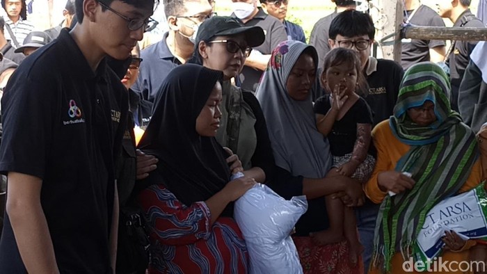 Ketua CT ARSA Foundation Anita Ratnasari Tanjung memberi kuis dan ajak anak di pengungsian bermain untuk menghilangkan trauma pasca gempa.