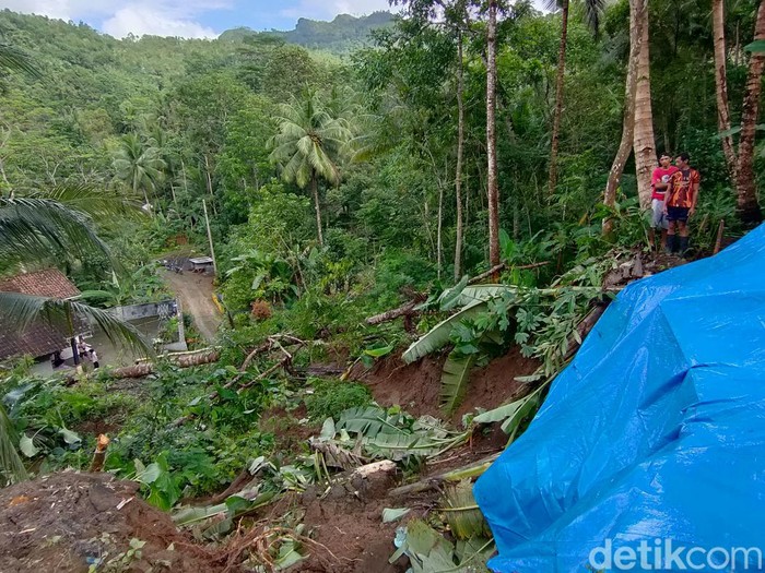 Kondisi jalan desa yang tertimbun longsor di Dusun Soropati, Hargotirto, Kokap, Kabupaten Kulon Progo, DIY, Kamis (1/12/2022).
