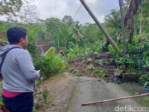 Kondisi jalan desa yang tertimbun longsor di Dusun Soropati, Hargotirto, Kokap, Kabupaten Kulon Progo, DIY, Kamis (1/12/2022).