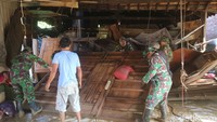 Selain itu ada 213 rumah rusak sedang, 411 rumah rusak ringan, enam mobil dan 263 sepeda motor terendam banjir. Foto: Dian Utoro Aji/detikJateng