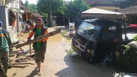 Personel polisi dan TNI bersama warga gotong royong membersihkan sisa-sisa rumah yang ambruk. Foto: Dian Utoro Aji/detikJateng