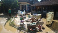 Sejumlah perabot rumah yang tersisa dibersihakan dan dijemur di depan rumah. Foto: Dian Utoro Aji/detikJateng