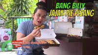  Sempat jadi host kuliner program makan-makan di televisi, Billy cicip pie pisang kekinian yang disukai banyak orang. Foto: YouTube/Instagram