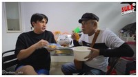 Main ke rumah Sule, ternyata Billy hanya numpang makan saja. Mereka pun tampak akrab ngobrol bersama.  Foto: YouTube/Instagram