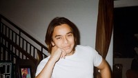  Pasang surut kehidupan Billy Syahputra selalu menjadi sorotan. Kali ini namanya dikaitkan dengan isu bahwa dirinya akan menjual rumah peninggalan mendiang sang kakak, Olga Syahputra. Foto: YouTube/Instagram