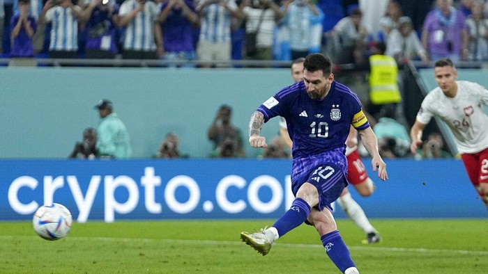Argentinas Lionel Messi fails to score a penalty against Polands goalkeeper Wojciech Szczesny during the World Cup group C soccer match between Poland and Argentina at the Stadium 974 in Doha, Qatar, Wednesday, Nov. 30, 2022. (AP Photo/Jorge Saenz)