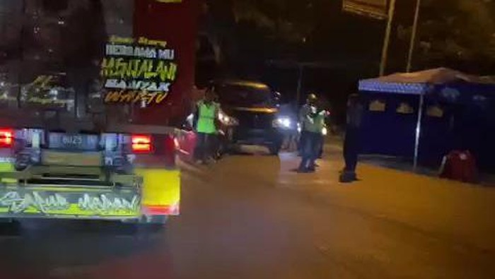 Jalur Piyungan-Patuk, tepatnya di Jalan Jogja-Wonosari KM.16 yang kembali menerapkan buka tutup karena perbaikan jalan.