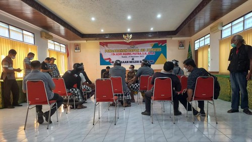 Prajuru Adat Desa Tamblang mendatangi kantor Kejaksaan Negeri Buleleng, Kamis (1/12/2022).