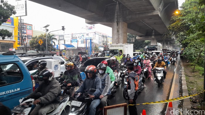 Macet Jl Sholis Kota Bogor imbas lubang mirip sumur di putaran balik dekat UIKA. 1 Desember 2022. (M Sholihin/detikcom)