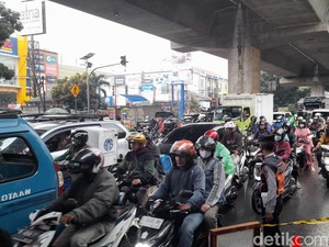 Lubang Mirip Sumur Jl Sholis Bogor Belum Ditambal, Lalin Macet Parah