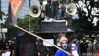 Aksi ini mendapat pengawalan ketat aparat kepolisian.