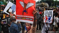 Aksi berlangsung sekitar 3 jam dan membubarkan diri usai menyampaikan pendapat.
