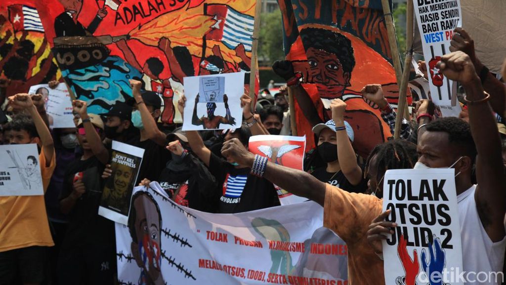 Atribut Papua Merdeka Mejeng Saat Demo Mahasiswa di Patung Kuda