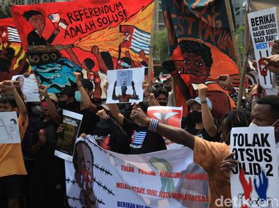 Atribut Papua Merdeka Mejeng Saat Demo Mahasiswa di Patung Kuda
