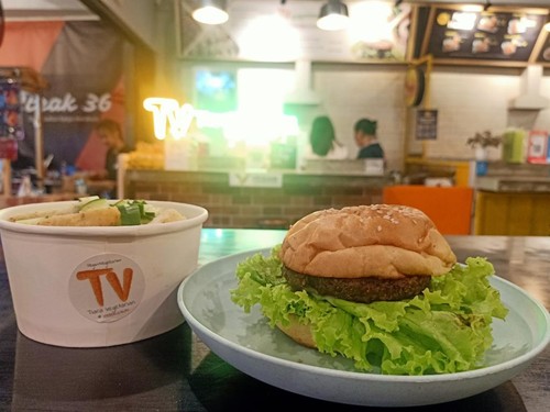 Burger dan Pempek Vegetarian di Tiara Vegetarian Denpasar