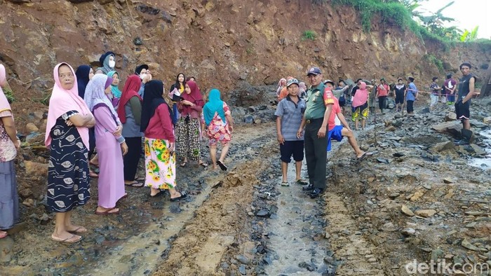Massa emak-emak menutup paksa tambang ilegal di Sungai Jambu Batang, Kamis (1/12/2022).