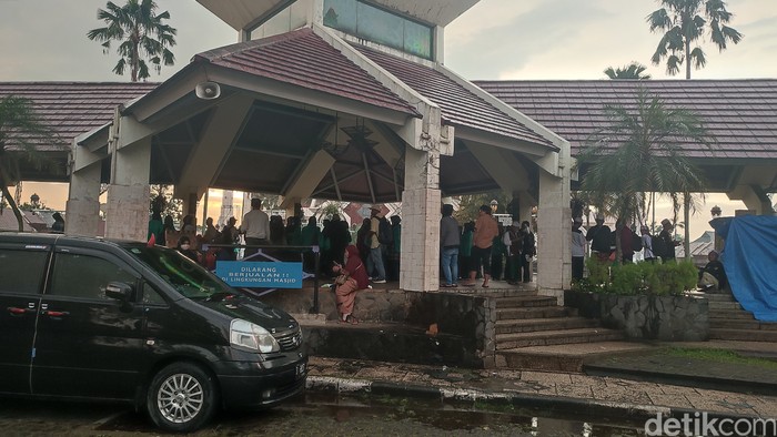 Massa mulai berdatangan ke Masjid At-Tin jelang Reuni 212