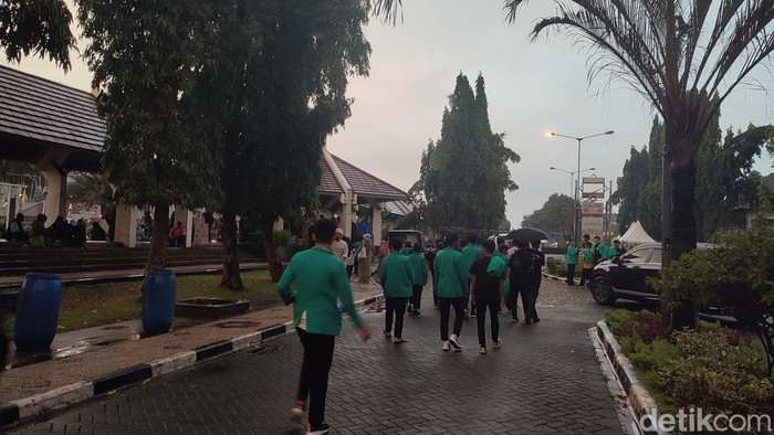 Massa mulai berdatangan ke Masjid At-Tin jelang Reuni 212