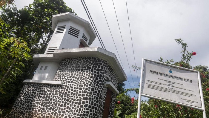Pengendara roda dua melintas di depan menara air peninggalan Kolonial Belanda di Warunggunung, Lebak, Banten, Senin (28/11/2022). Menara air yang dibangun oleh pemerintah Kolonial Belanda pada tahun 1931 yang sudah tidak difungsikan tersebut dulunya digunakan untuk menyalurkan air dari Kabupaten Pandeglang menuju Kabupaten Lebak. ANTARA FOTO/Muhammad Bagus Khoirunas/hp.