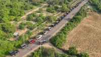 Pemandangan dari udara memperlihatkan antrean mobil yang ingin masuk ke Taman Nasional Yala, Sri Lanka, Rabu (30/11/2022).