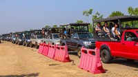 Sejumlah turis asing antre menggunakan mobil saat memasuki Taman Nasional Yala.