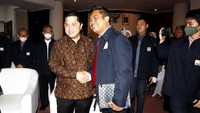 Menteri BUMN Erick Thohir didampingi Direktur Utama PT Dinamika Utama Pangan sekaligus pengurus baru sebagai Wasekjen MPPI - Zaenal Aziz menghadiri acara Pengukuhan Pengurus DPP Masyarakat Perbenihan dan Perbibitan Indonesia (MPPI) Periode 2022-2027 di Gedung RNI, Jakarta, Rabu (30/11/2022). Acara ini digelar dengan rangkaian pameran UMKM dan talkshow bertema Revolusi Industri Perbenihan dan Perbibitan Nasional Mengantisipasi Krisis Pangan Global.