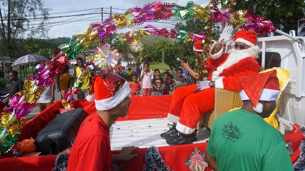 Peserta karnaval mengenakan pakaian Santa Claus, diarak menggunakan mobil bak di sepanjang Jalan Ahmad Yani, Kota Sorong, Papua Barat, Kamis (1/12/2022). Pemerintah Kota Sorong mencanangkan awal bulan Desember sebagai bulan Natal. Peserta karnaval mengenakan pakaian Santa Claus, diarak menggunakan mobil bak di sepanjang Jalan Ahmad Yani, Kota Sorong, Papua Barat, Kamis (1/12/2022). Pemerintah Kota Sorong mencanangkan awal bulan Desember sebagai bulan Natal.